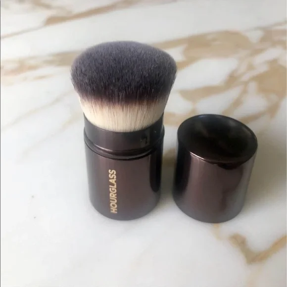 Brand new Hourglass retractable kabuki brush - Picture 4 of 4